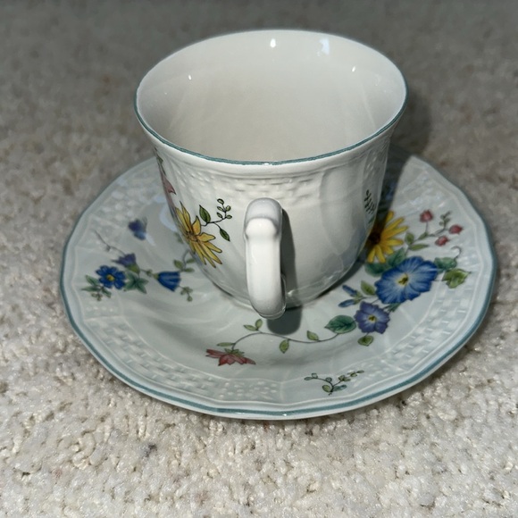 MIKASA Antique Green Victoria D3401 Made in Japan Floral Tea Cup and Saucer - Picture 2 of 11